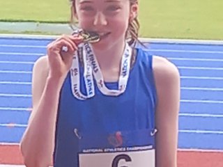 Poppy-McKenna-600m-champion-medal